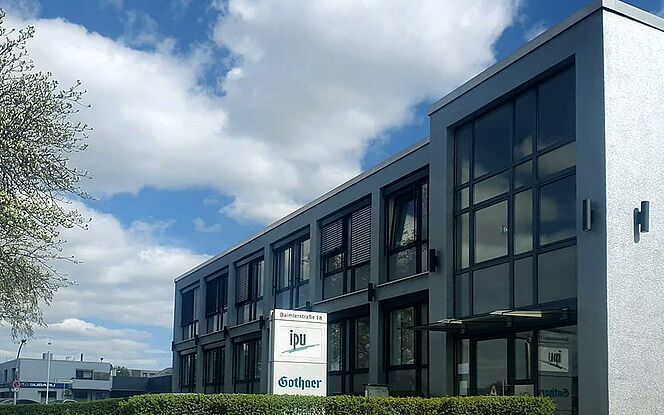 IPU Standort in Braunschweig Zweistöckiges modernes Bürogebäude